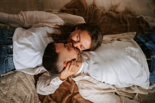 un homme et une femme allongés ensemble sur un lit