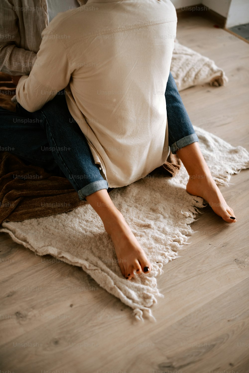 uma mulher sentada no chão com as pernas cruzadas