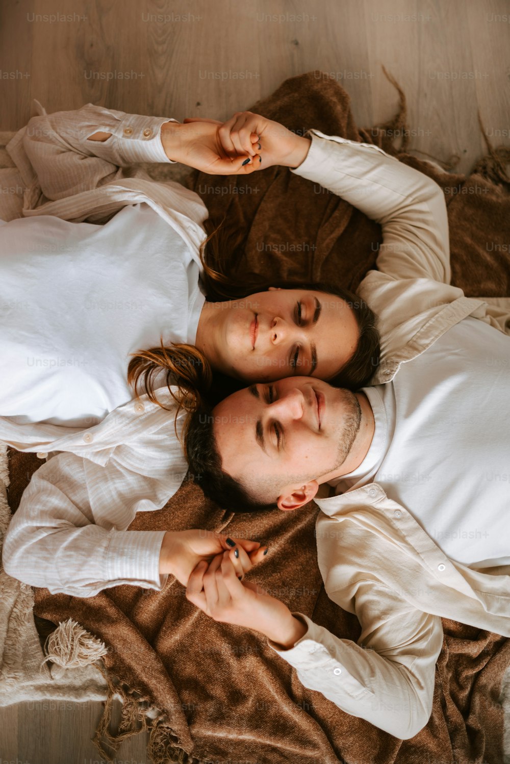 un homme et une femme allongés sur un lit