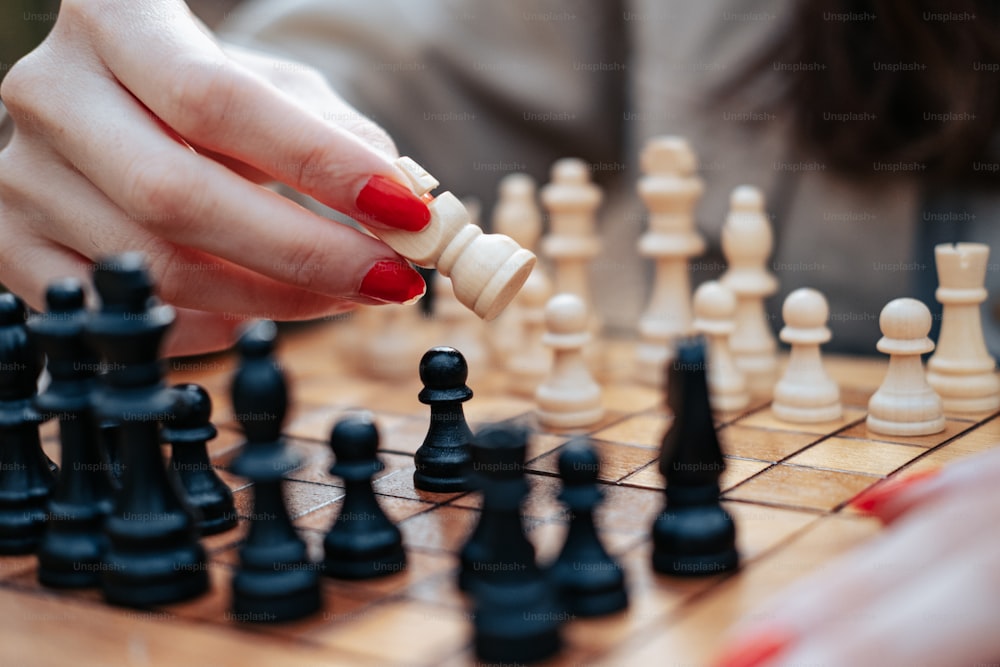 uma mulher está jogando um jogo de xadrez