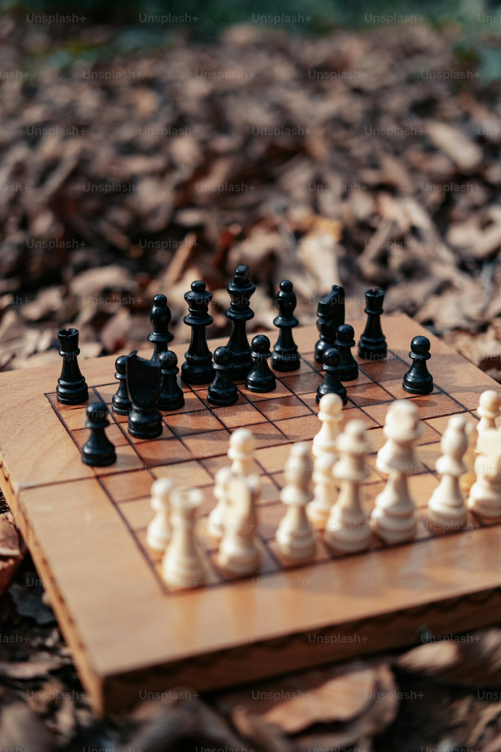 um tabuleiro de xadrez com pedaços de preto e branco sobre ele