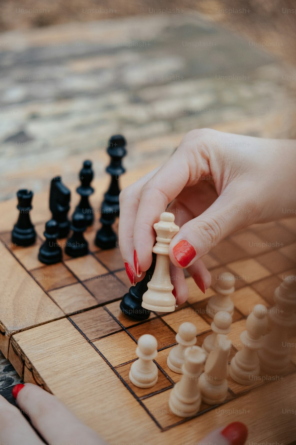 Una donna sta giocando una partita a scacchi