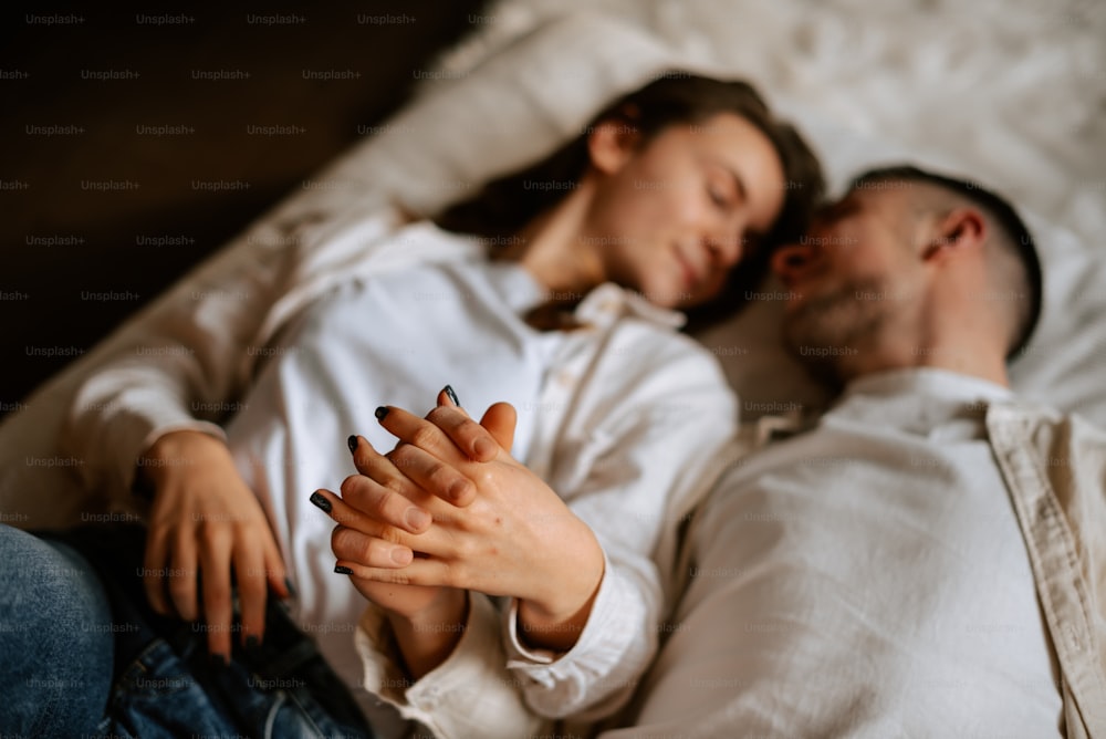un hombre y una mujer acostados en una cama