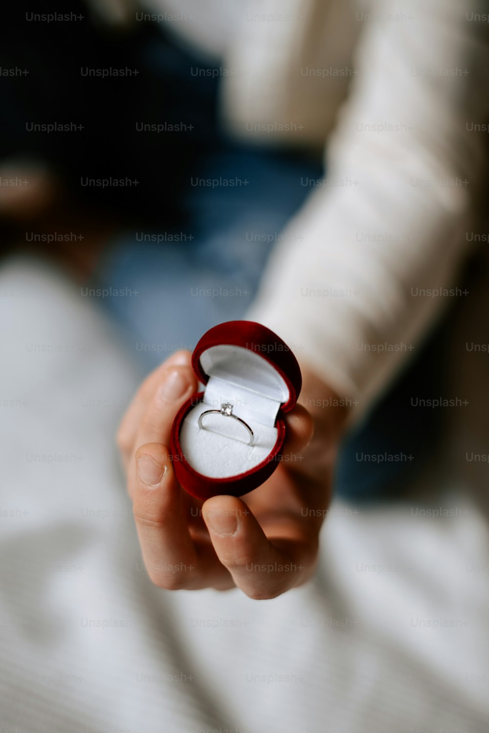 uma pessoa segurando um anel na mão