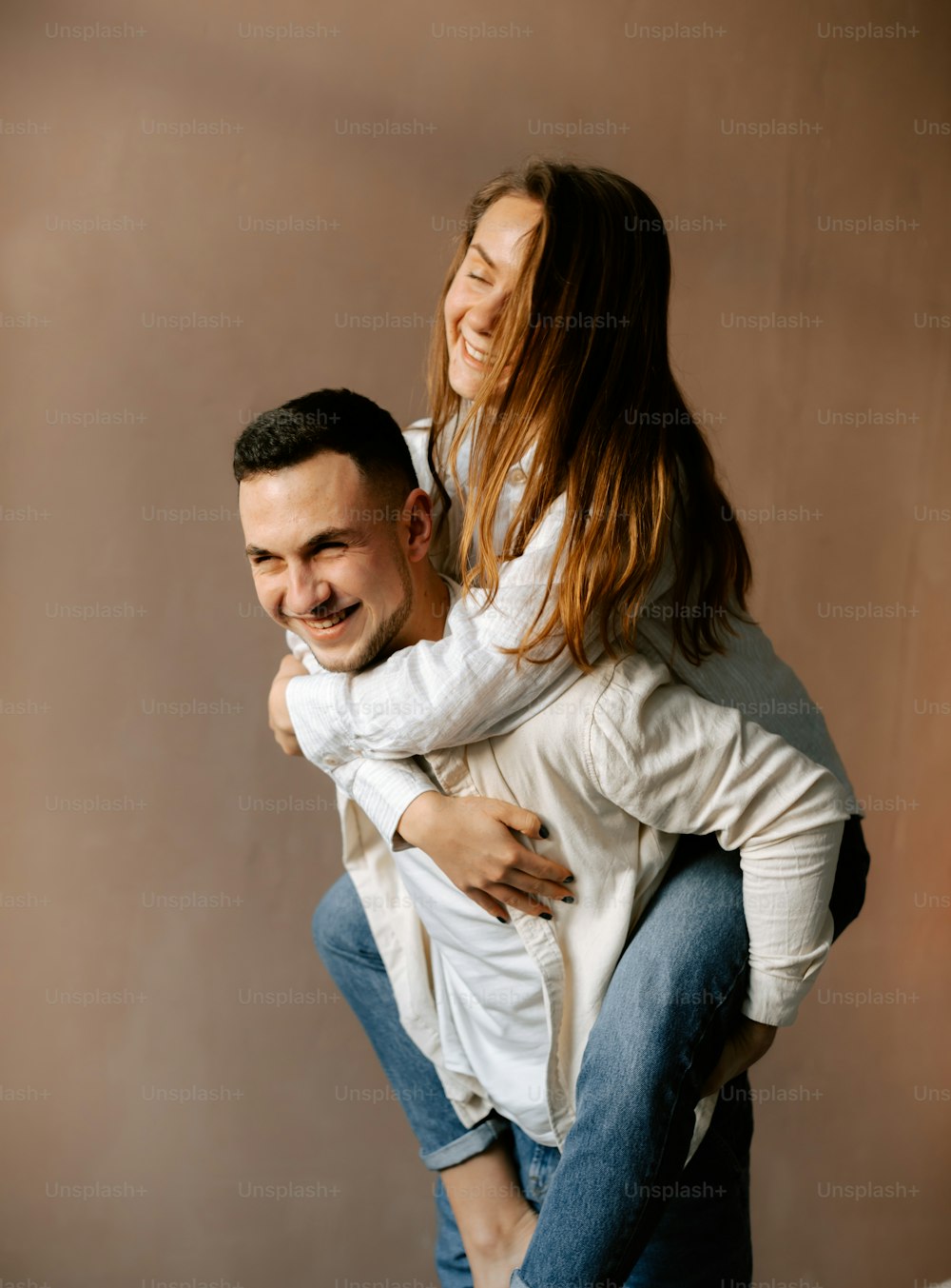 Un hombre sosteniendo a una mujer en sus brazos