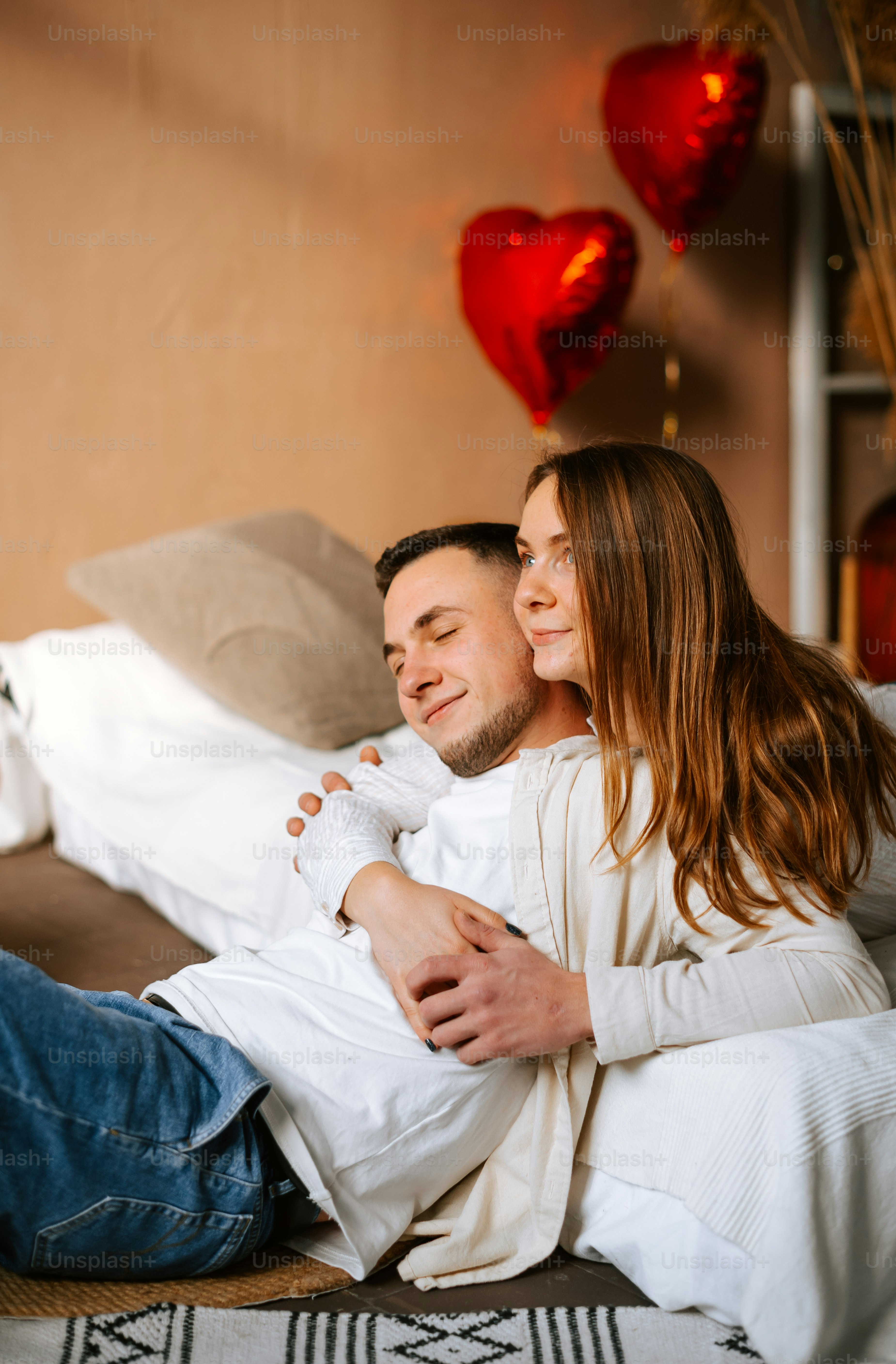 Foto Un hombre y una mujer sentados en una cama comiendo pastel ...