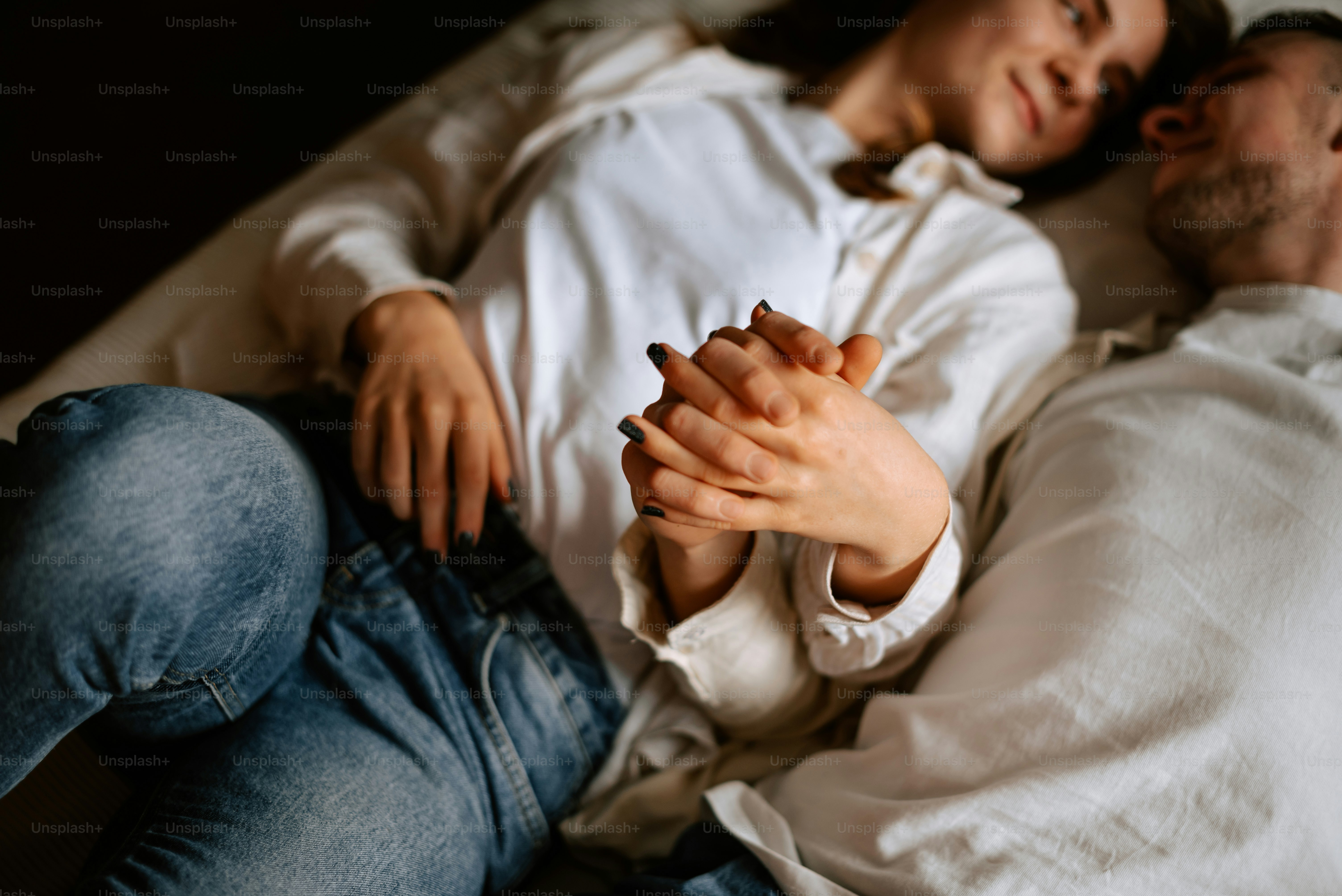 Un hombre y una mujer acostados juntos en una cama foto – Imagen de ...
