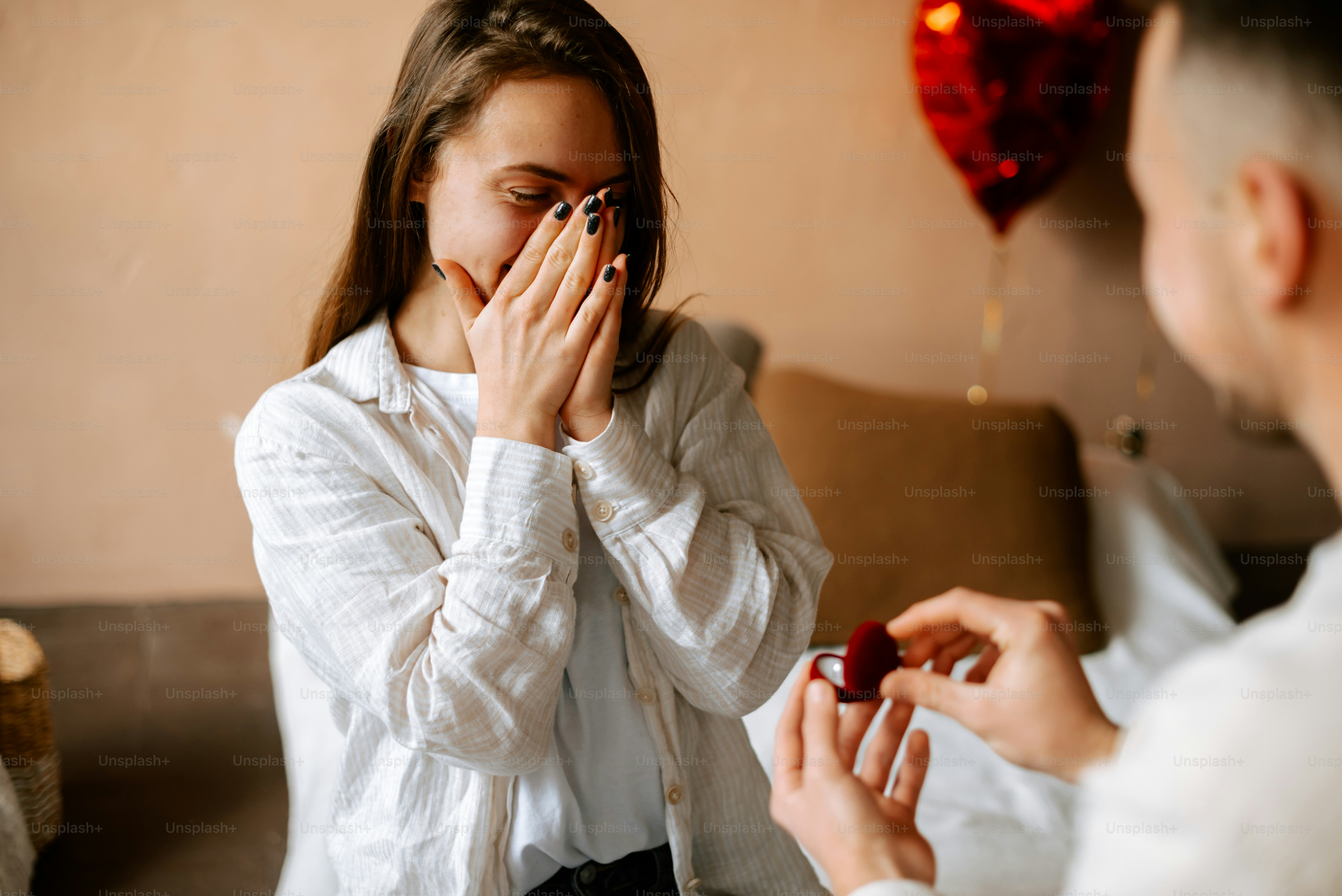 Eine Frau, die ihre Hände vor ihr Gesicht hält