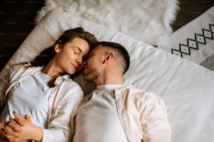 Ein Mann und eine Frau liegen zusammen auf einem Bett