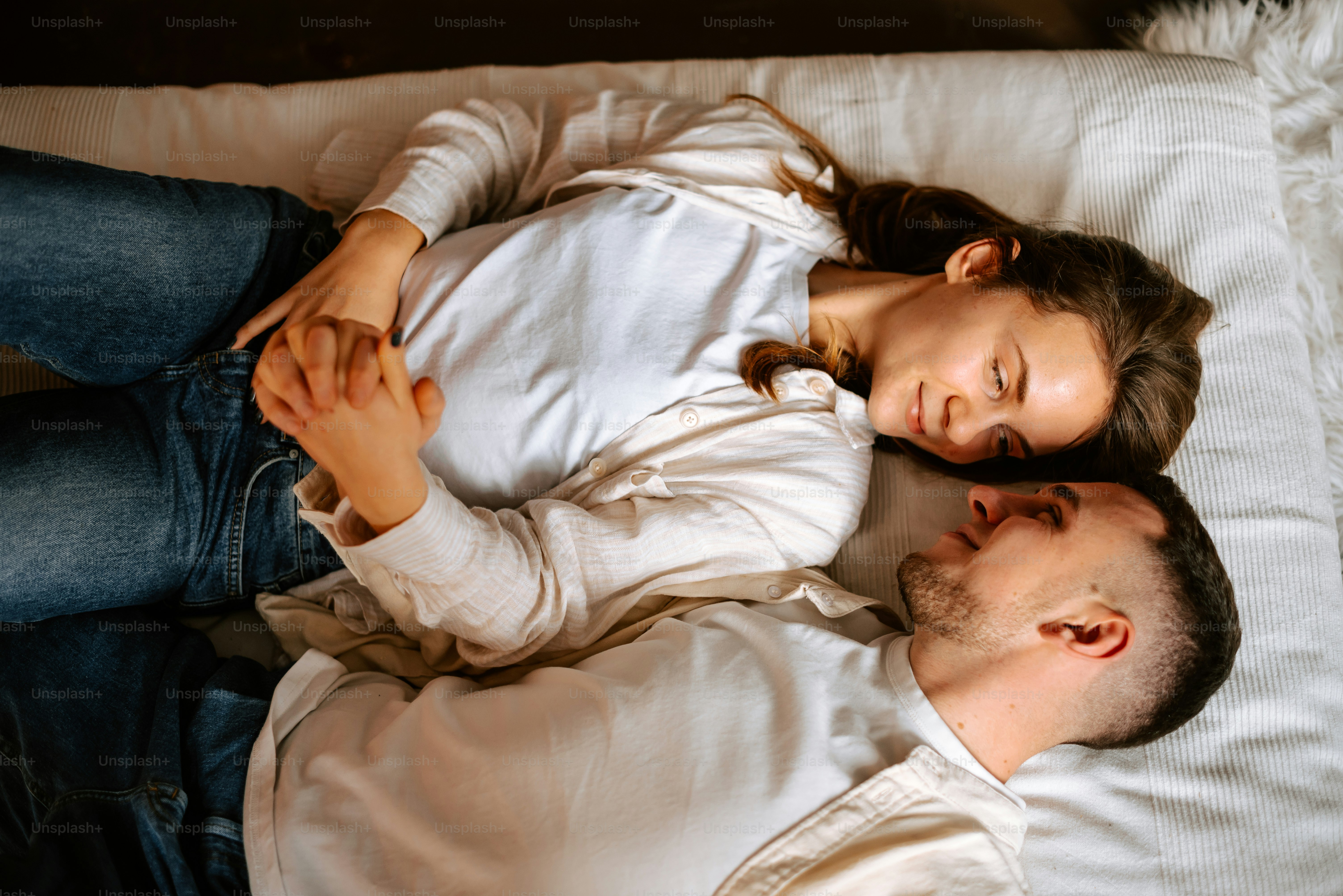 Foto Un hombre y una mujer acostados en una cama – Gente Imagen en Unsplash