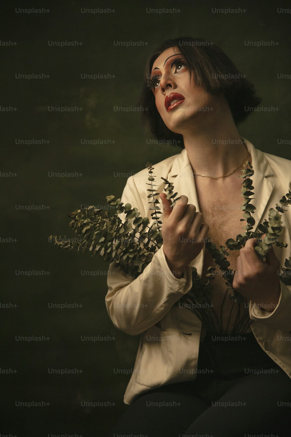 uma mulher segurando um monte de plantas em suas mãos