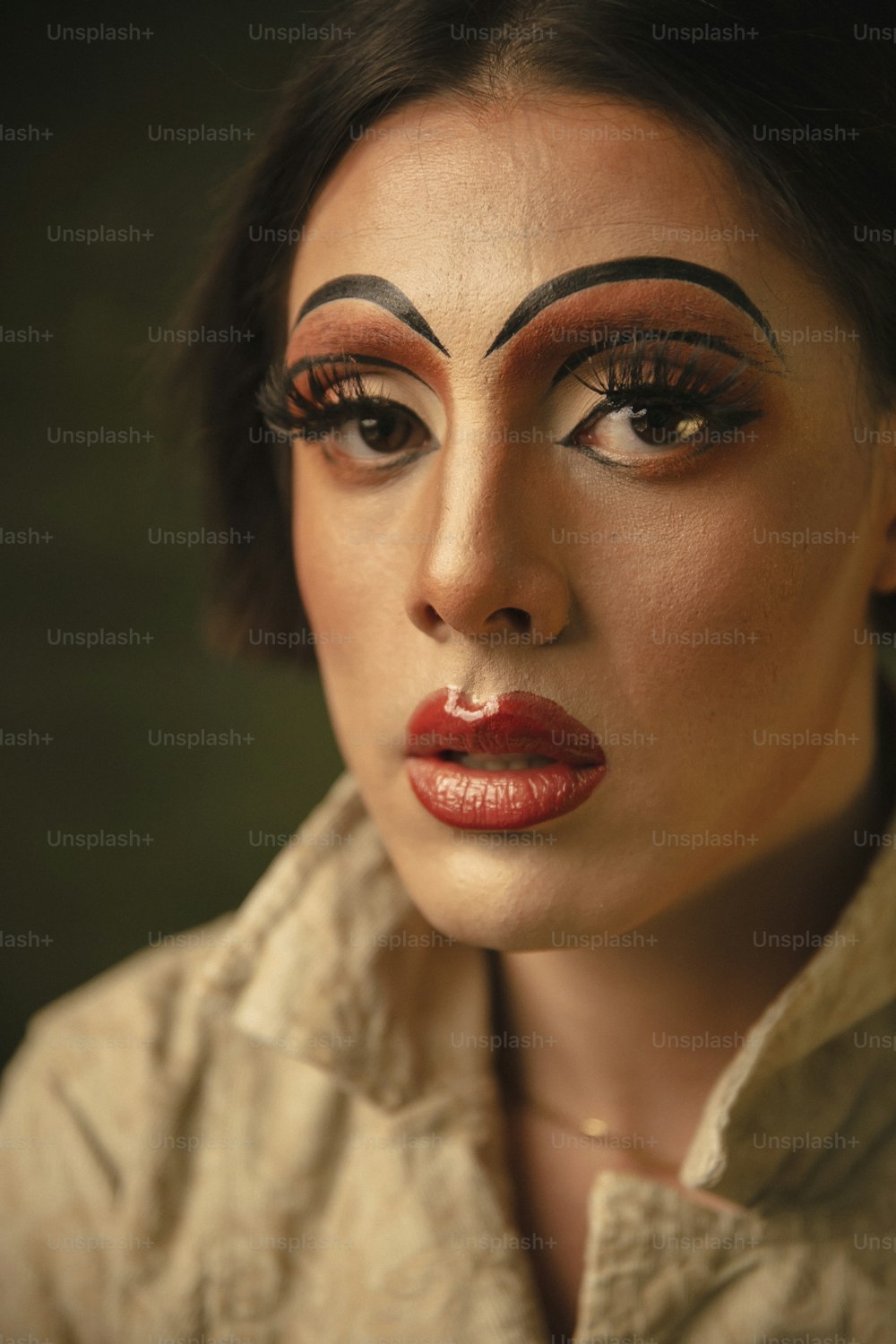 eine Frau mit Make-up im Gesicht und an den Augenbrauen