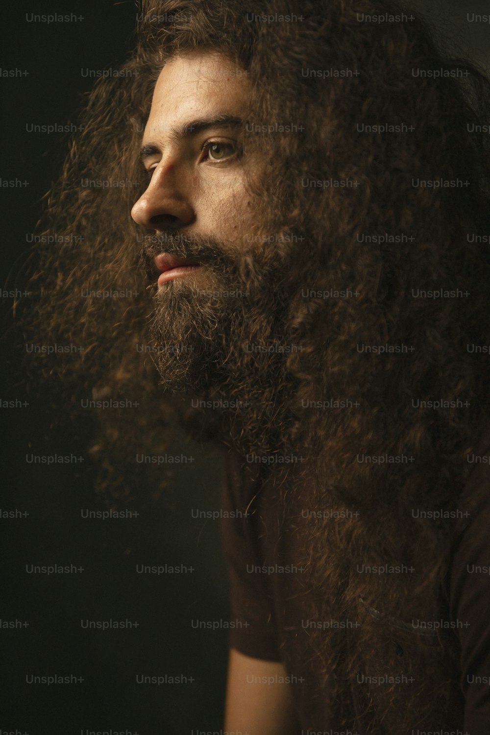 Un hombre con pelo largo y barba