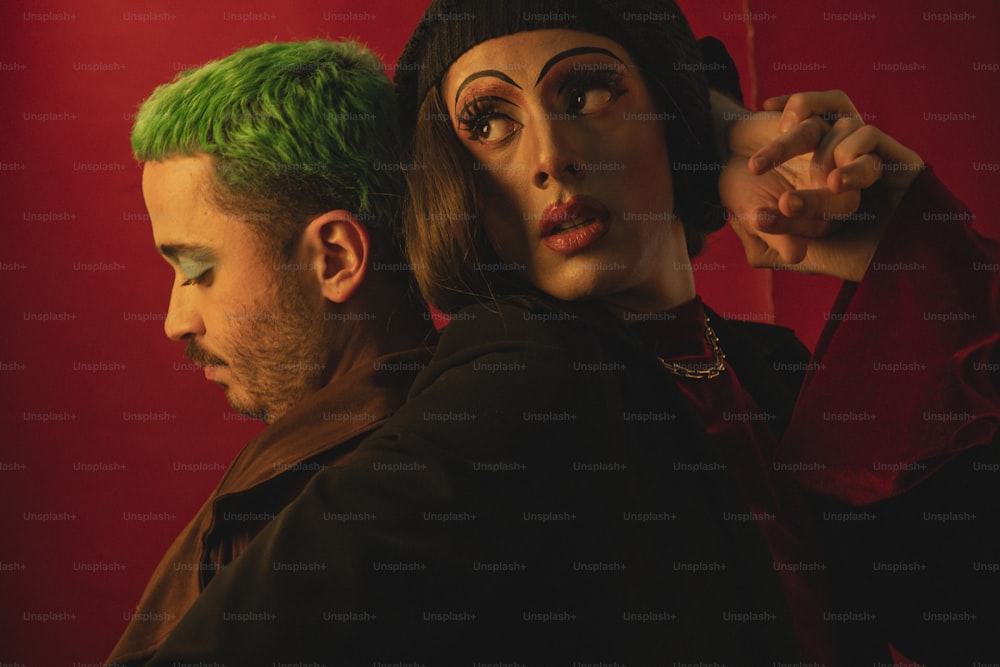 um homem e uma mulher com cabelo verde