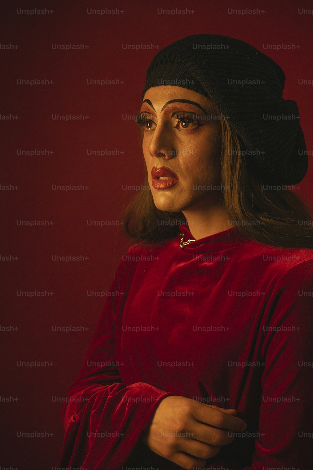 Une femme en robe rouge et chapeau noir