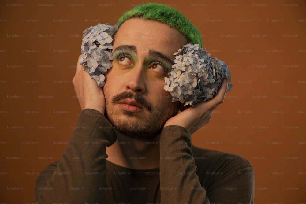Un hombre con cabello verde y una peluca verde