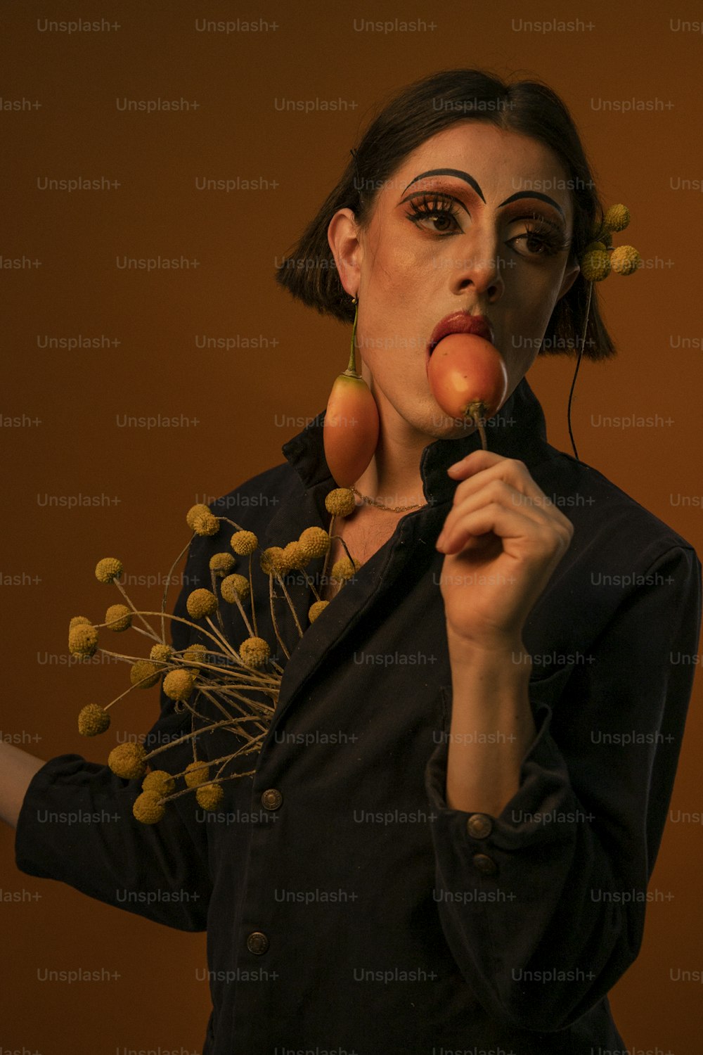 Una mujer sosteniendo un manojo de fruta en sus manos