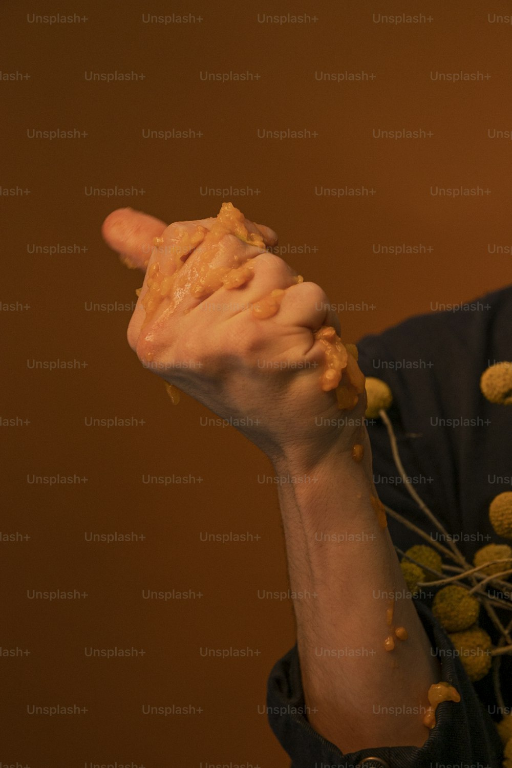 une personne tenant un beignet à la main