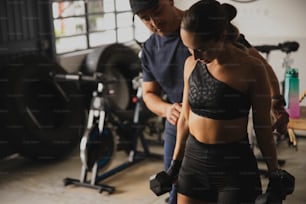 Un hombre y una mujer haciendo ejercicio en un gimnasio