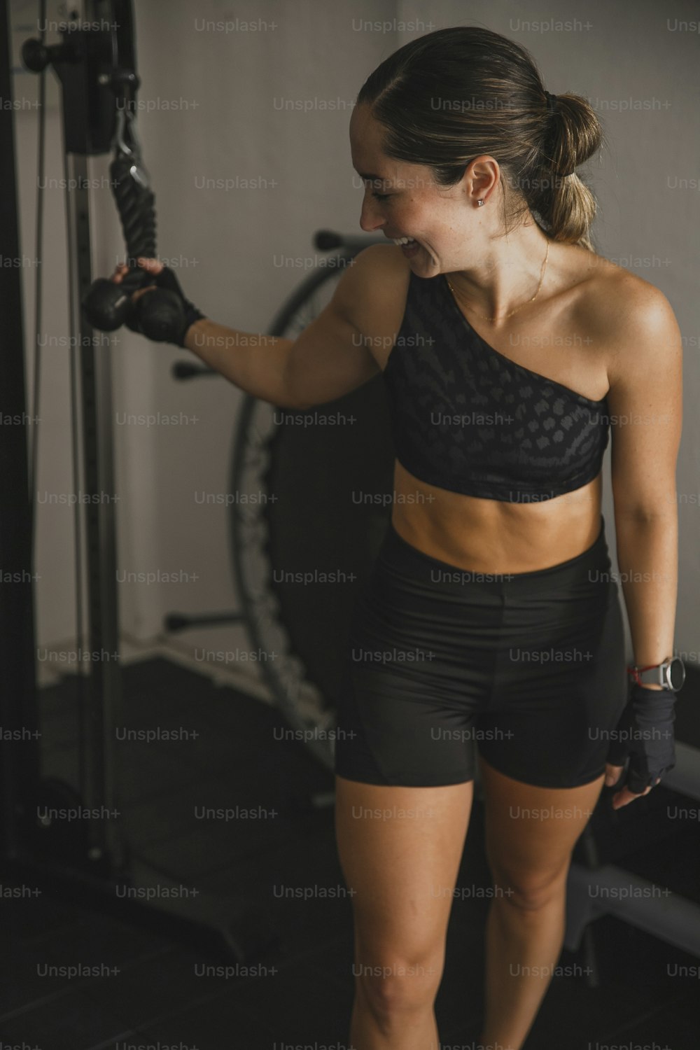 Eine Frau steht vor einem Fitnessgerät