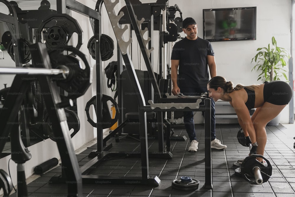 Ein Mann und eine Frau trainieren in einem Fitnessstudio