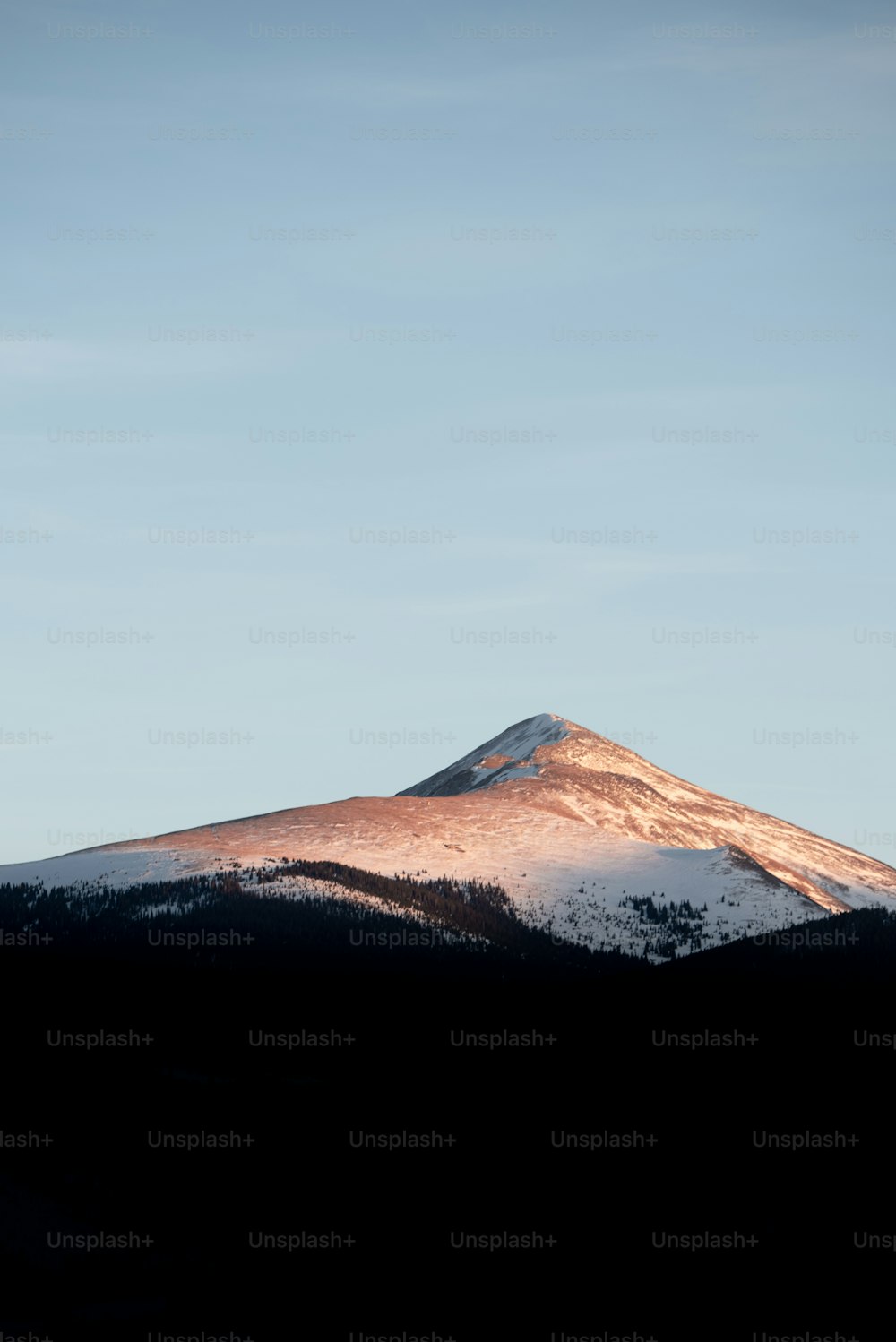 Ein Berg mit einem schneebedeckten Gipfel in der Ferne