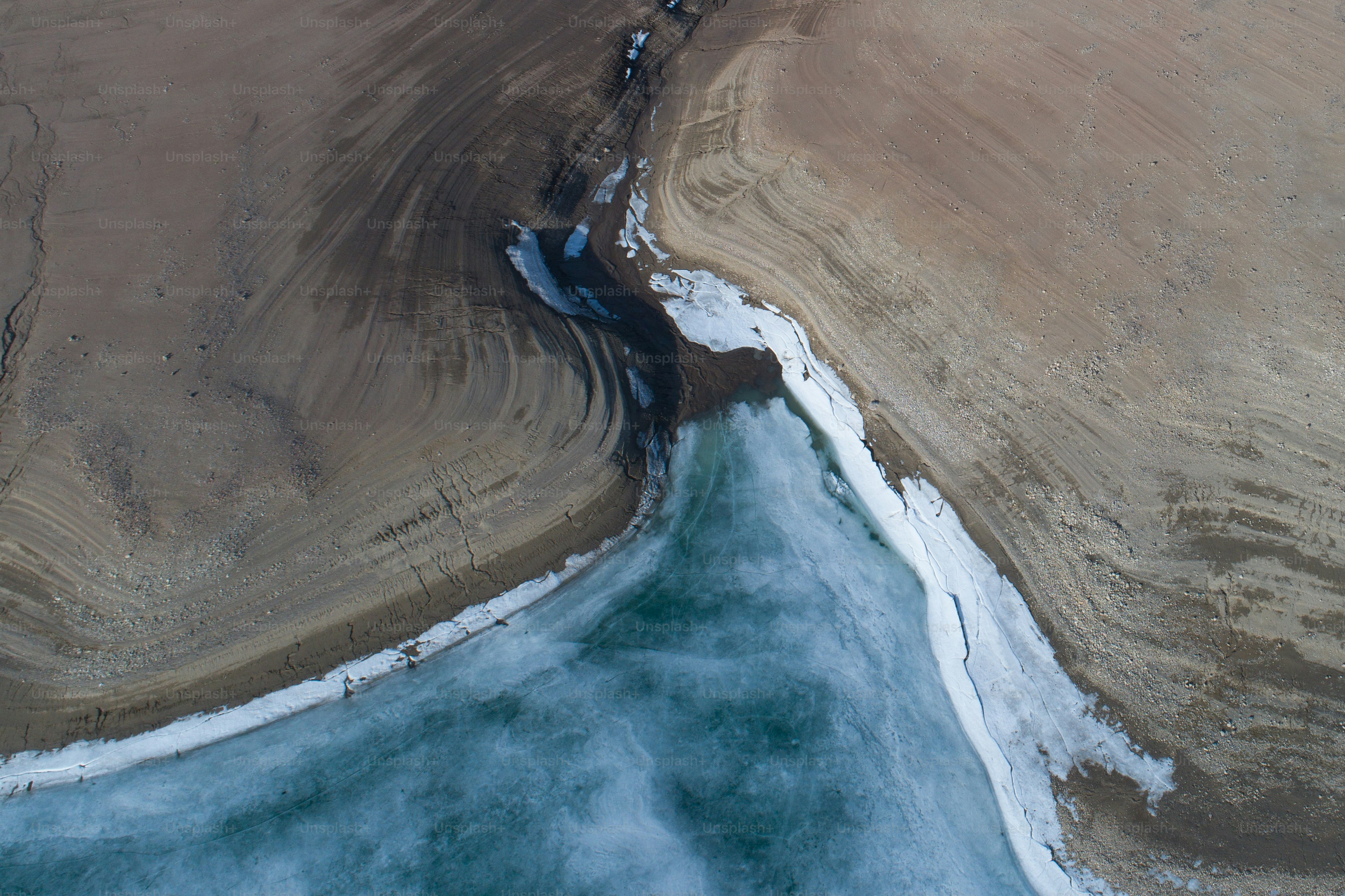 una veduta aerea di uno specchio d'acqua