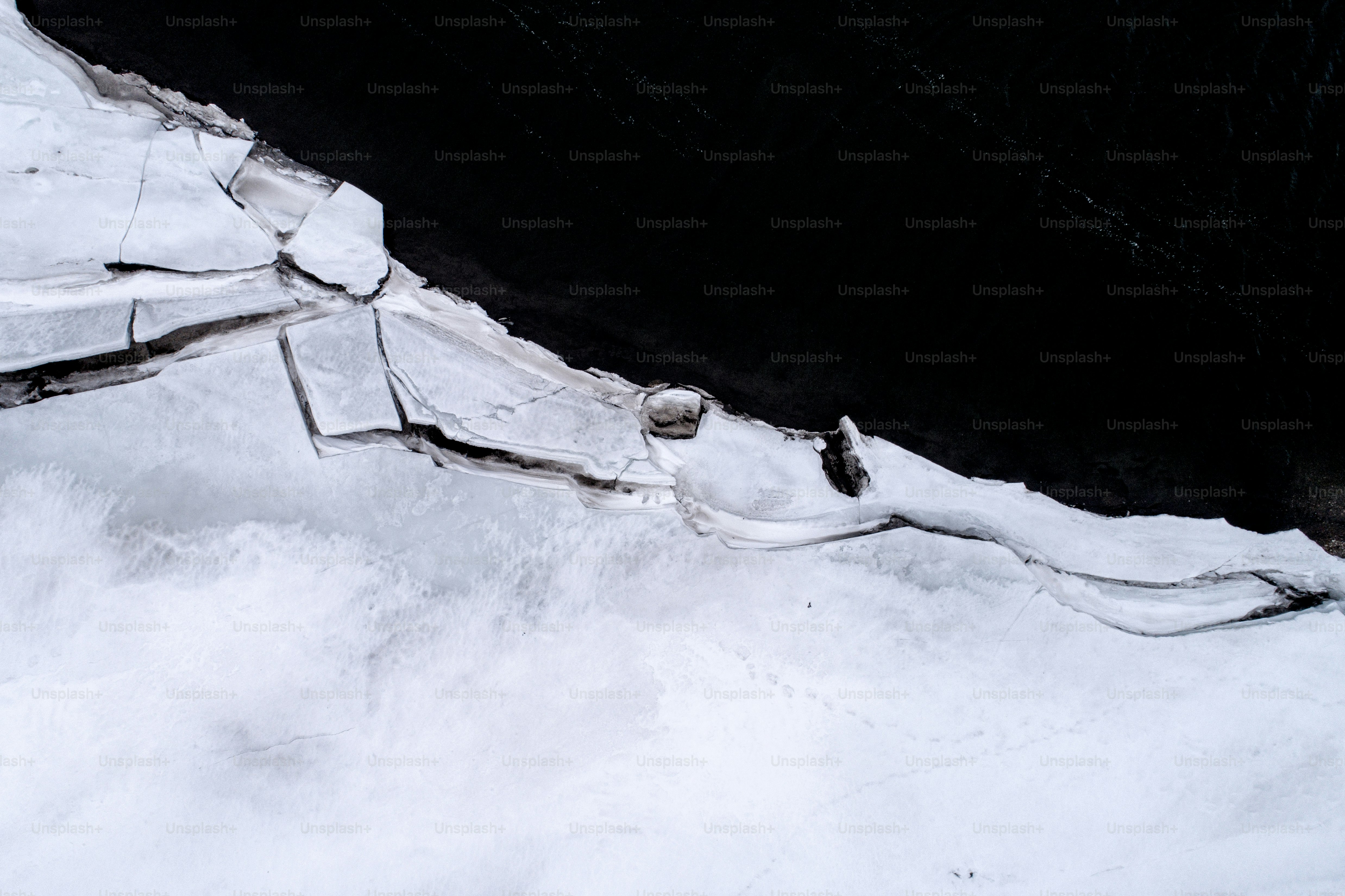 una veduta aerea del terreno e dell'acqua innevati