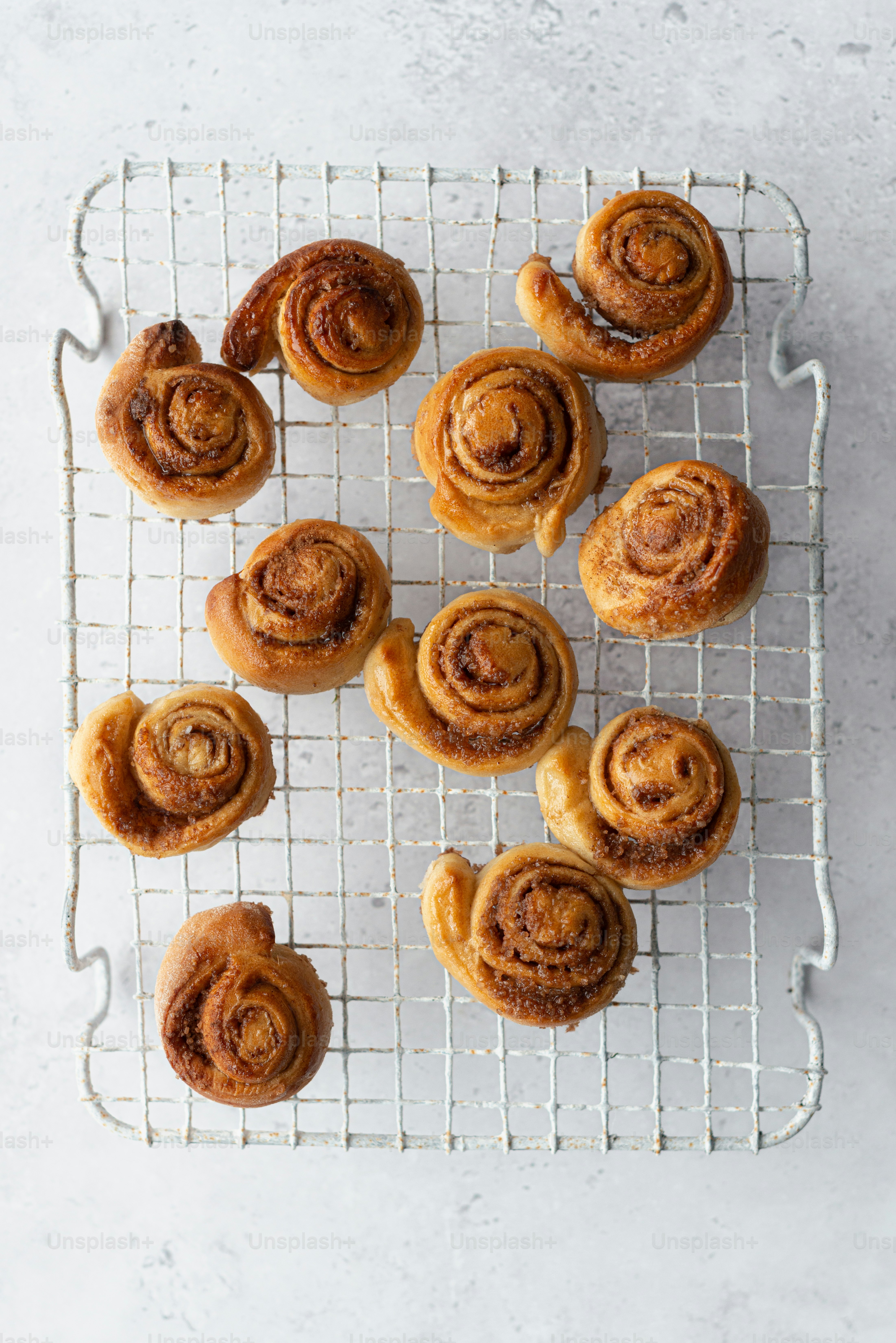 ein Kühlgestell gefüllt mit Zimtschnecken auf einem Tisch
