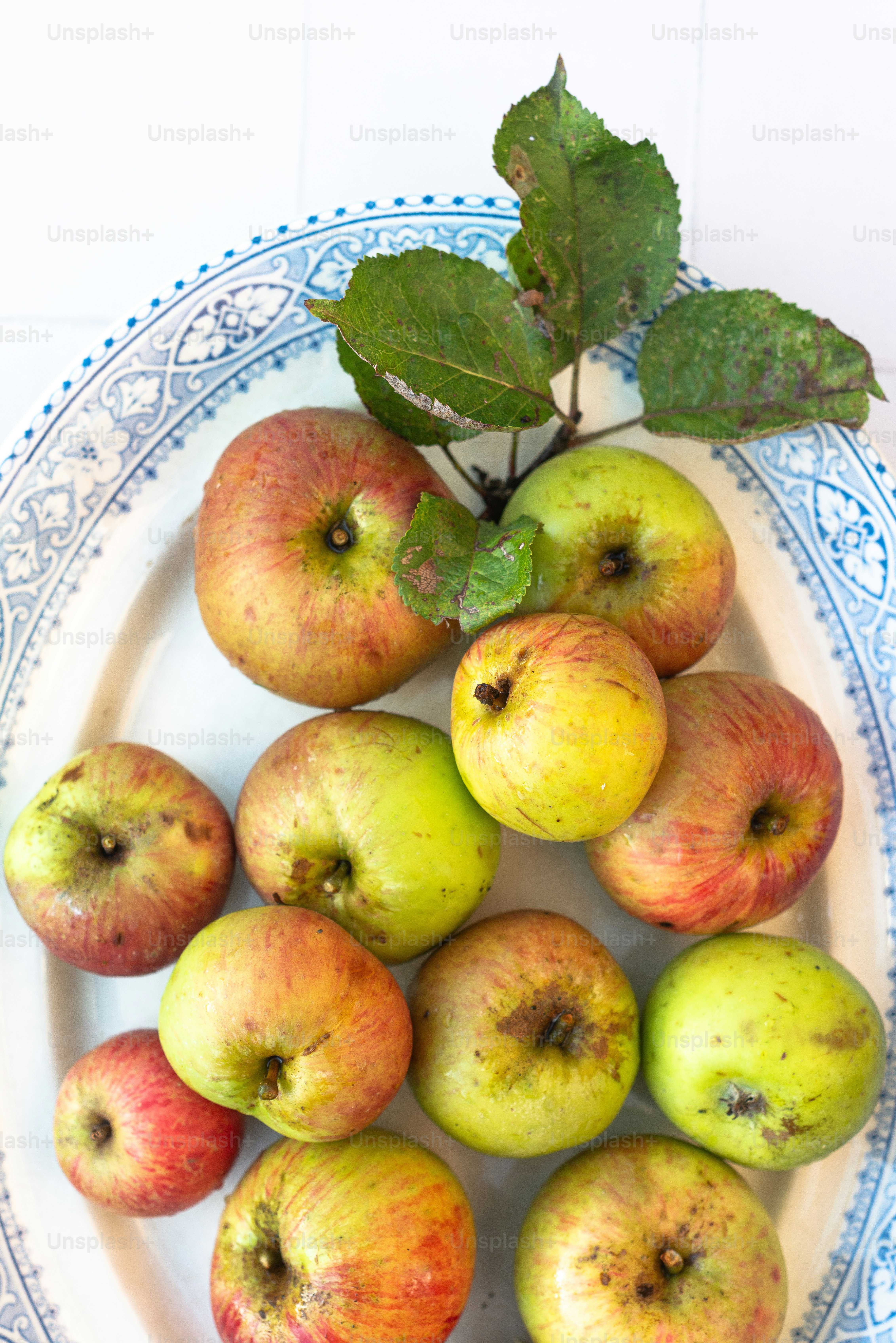 ein Teller mit einem Strauß Äpfel drauf