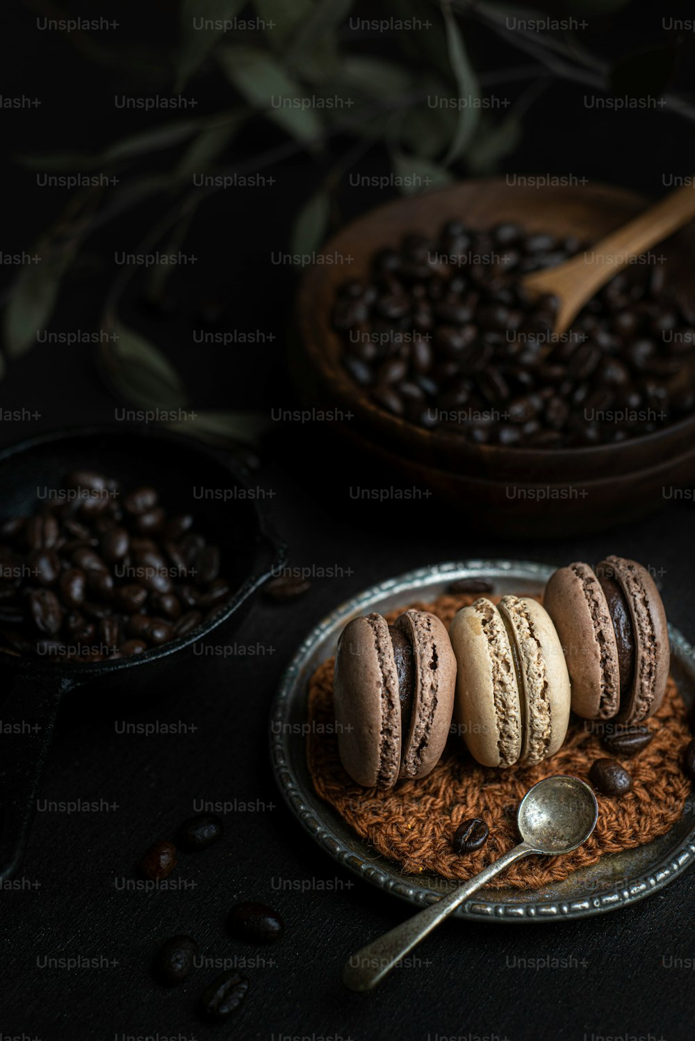 une assiette de macarons et de grains de café sur une table