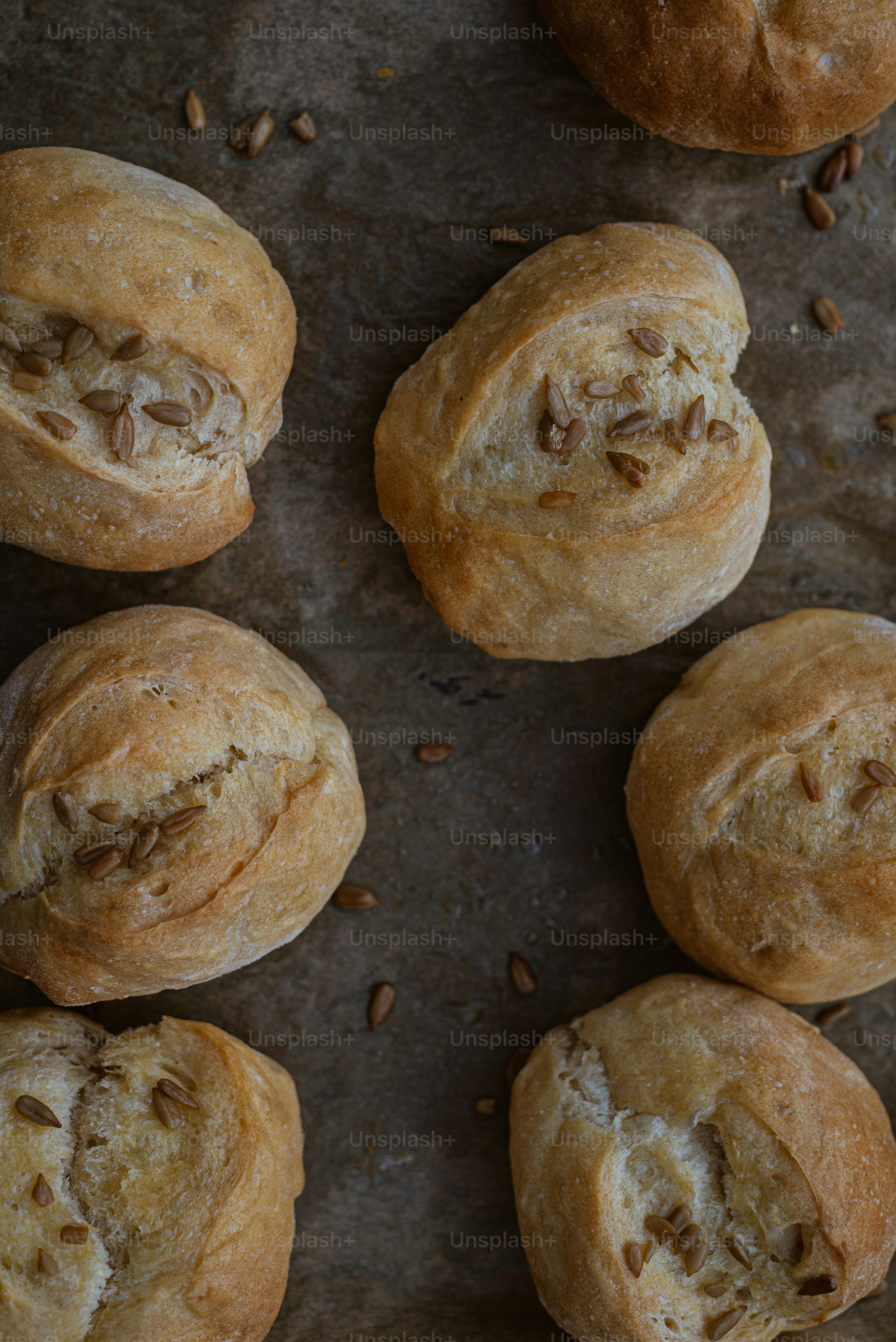 ein Bund Brötchen auf einem Tisch