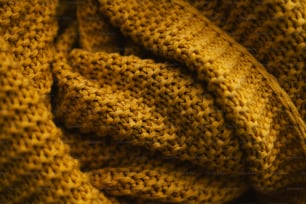 um close up de um cobertor de malha amarela