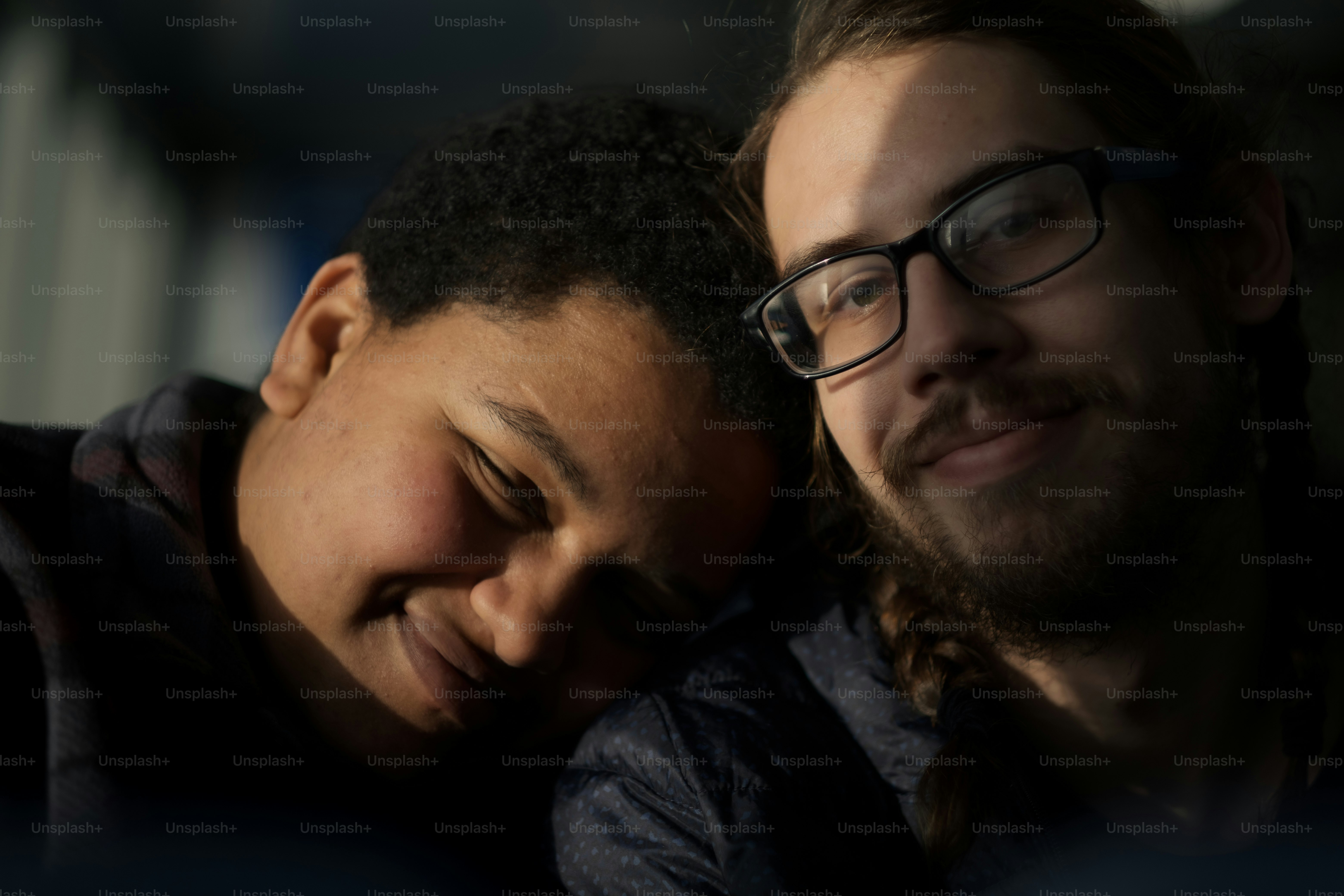 Ein Mann und eine Frau, die sich umarmen