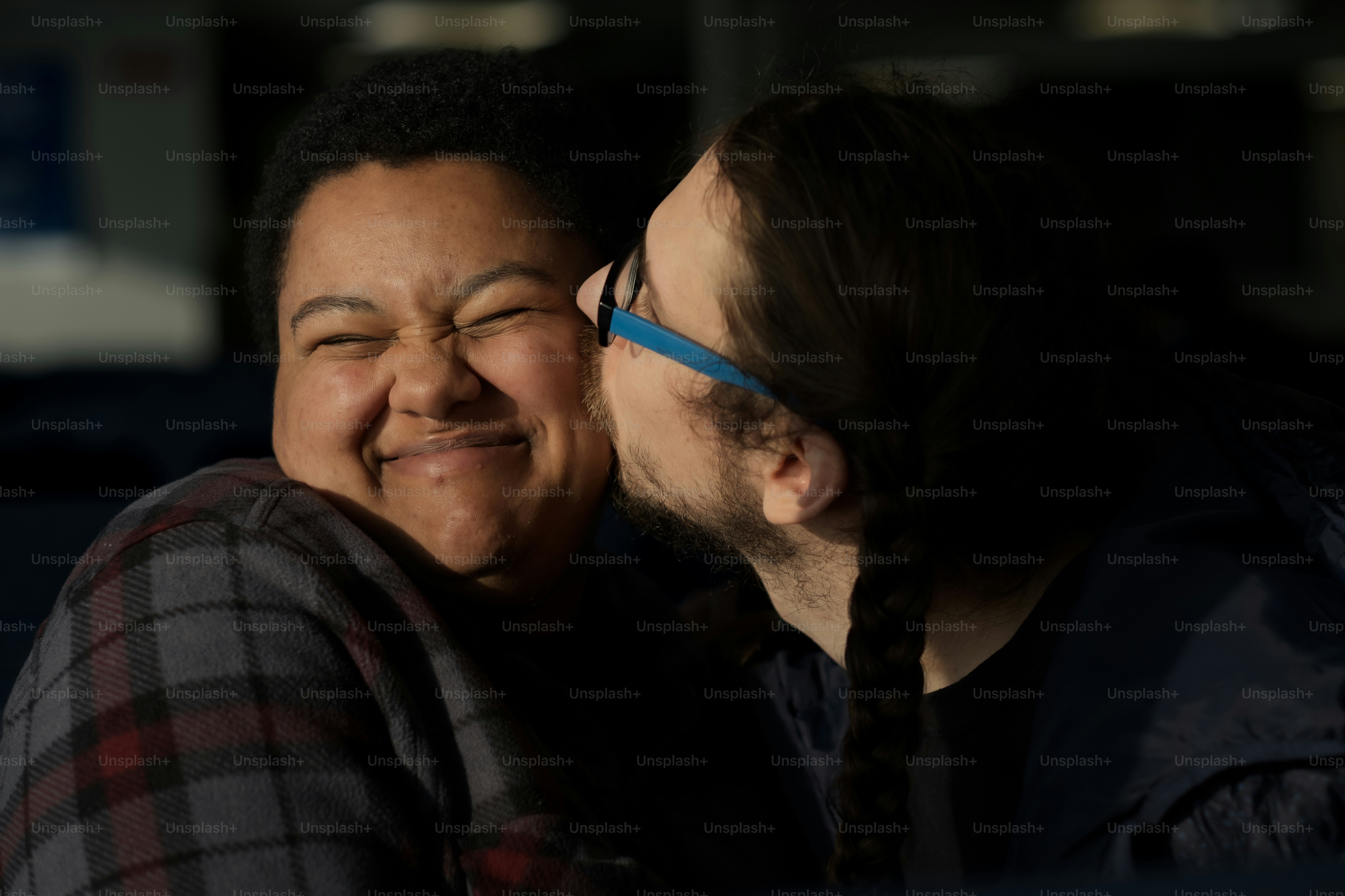 Ein Mann und eine Frau lächeln sich an