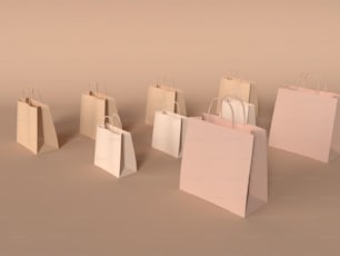 Un grupo de bolsas de papel sentadas encima de una mesa