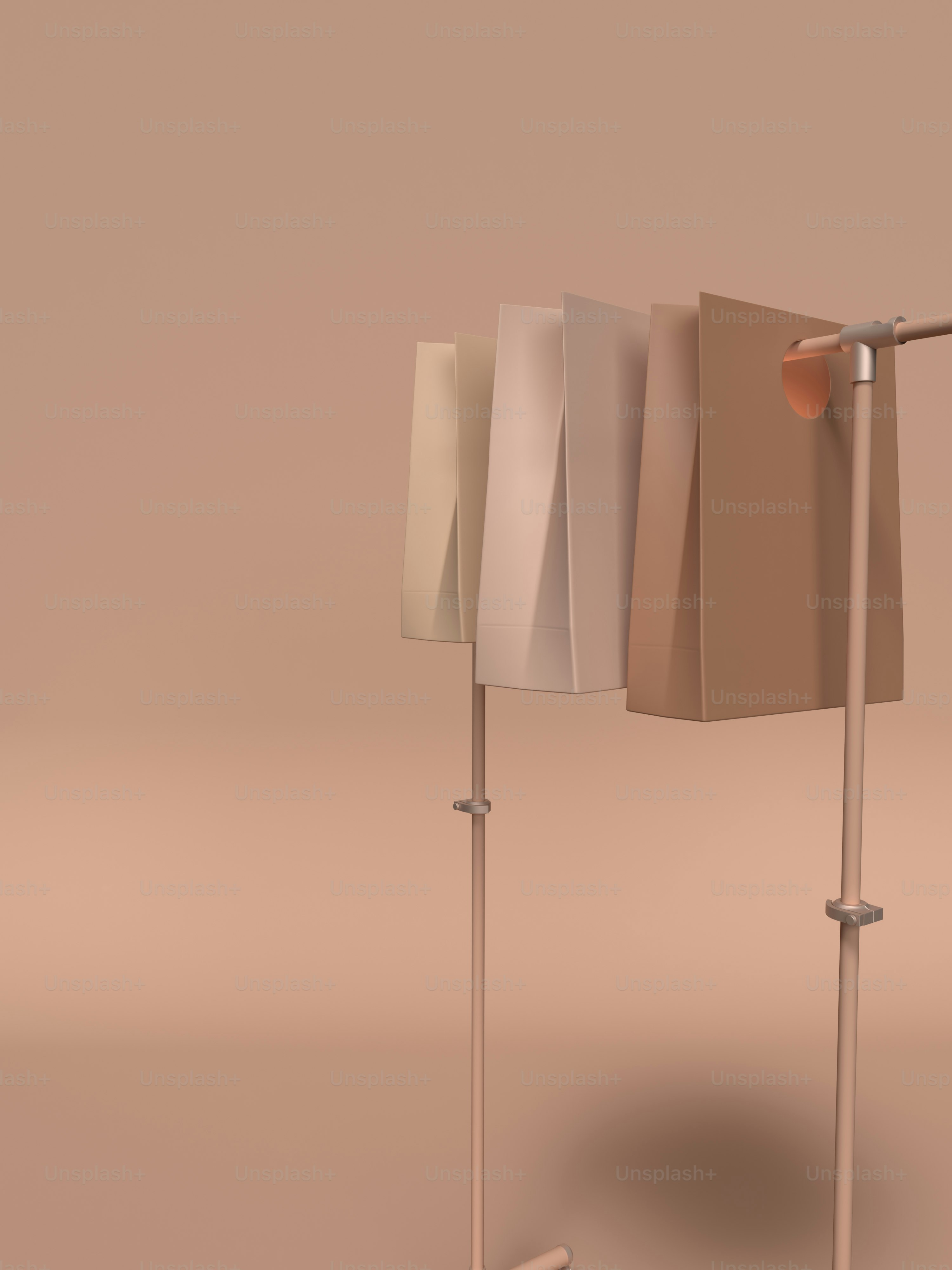 다른 색종이가있는 세 개의 금속 기둥 세트