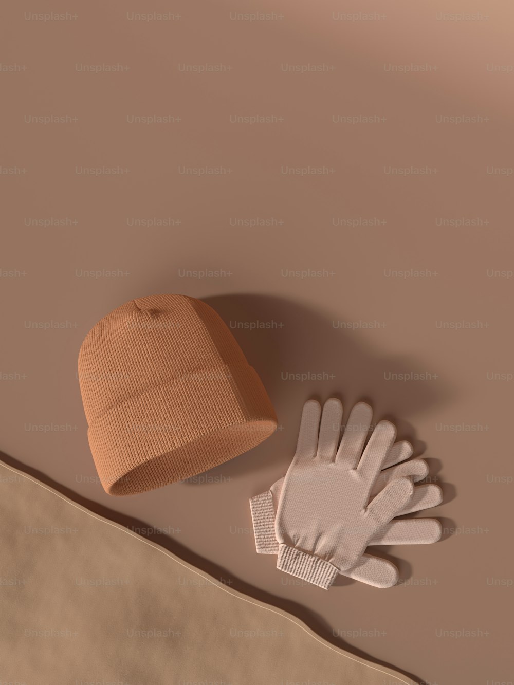 ein Paar Handschuhe und eine Mütze auf einem Tisch