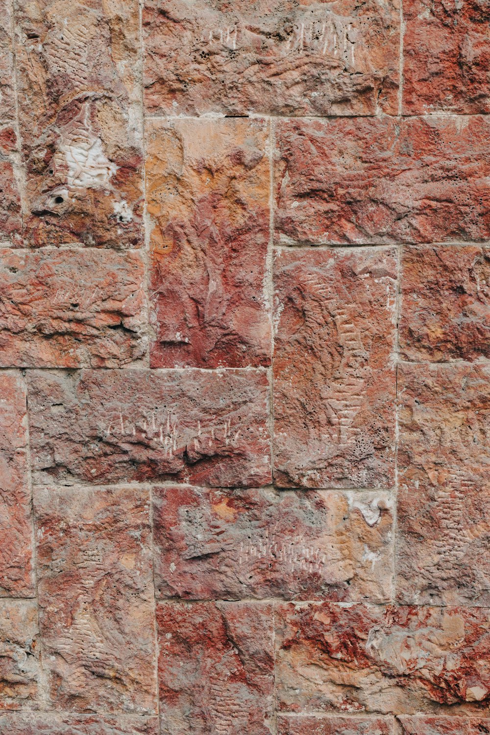 um close up de uma parede de tijolos com grafite sobre ele
