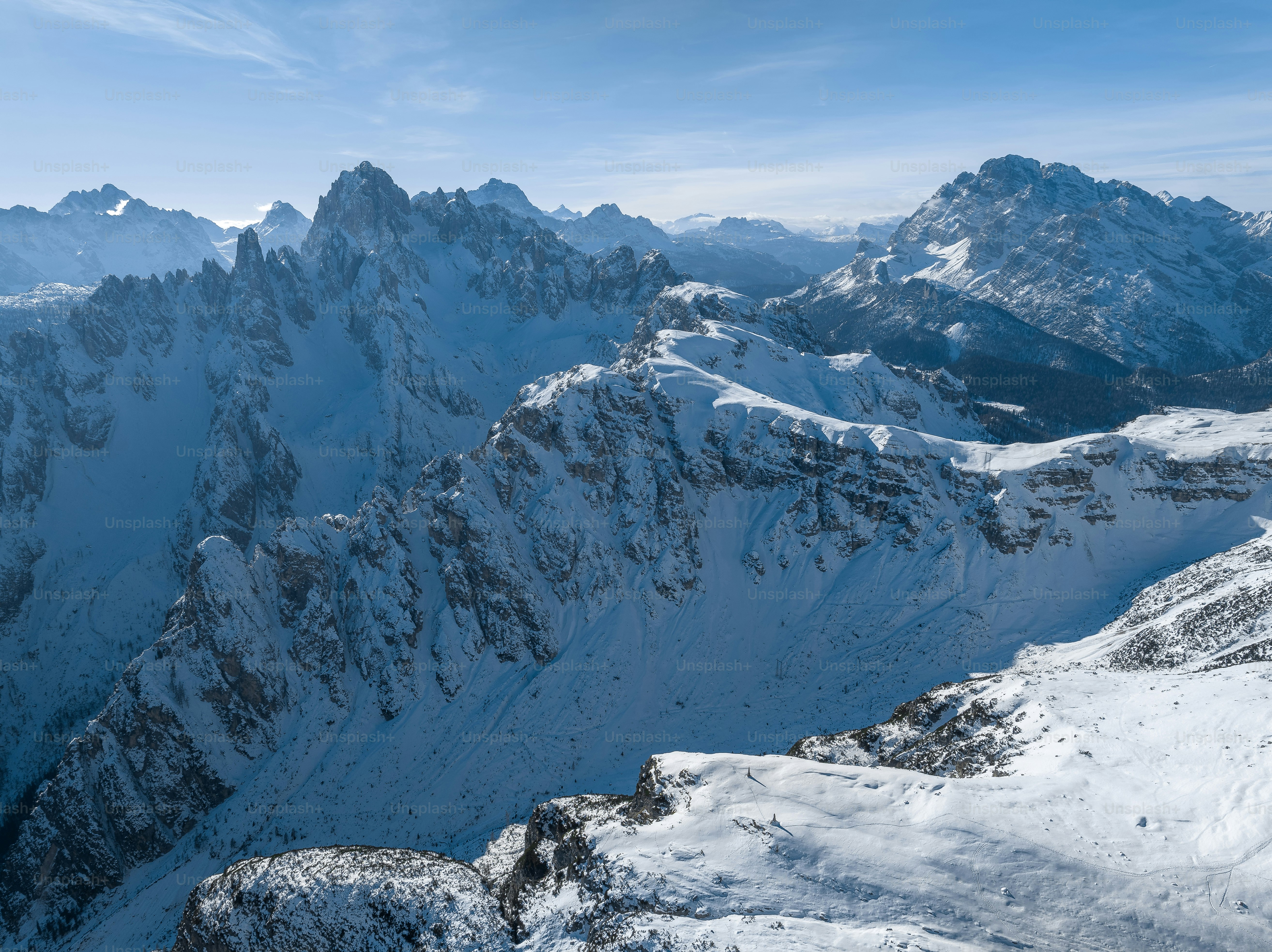 eine schneebedeckte Bergkette unter blauem Himmel