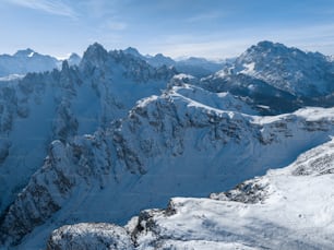 Una catena montuosa coperta di neve sotto un cielo blu