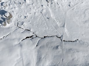 uma vista aérea de uma área coberta de neve