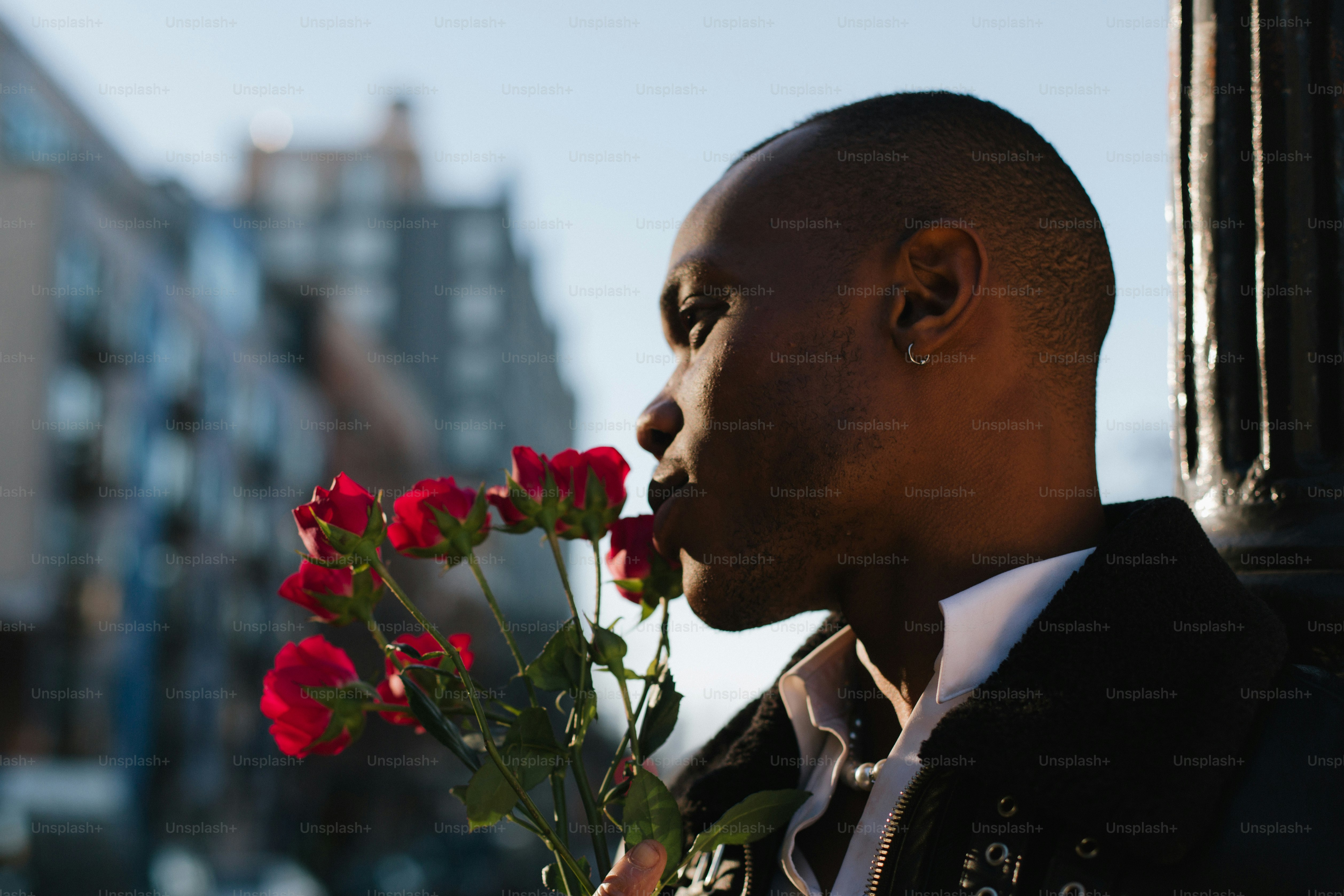 Un uomo che tiene un mazzo di rose rosse