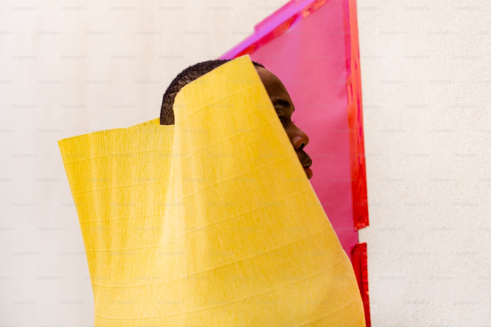 um homem envolto em uma toalha amarela
