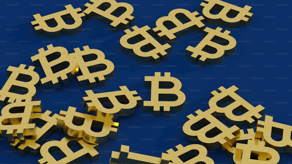Ein Haufen goldener Bitcoins sitzt auf einer blauen Oberfläche