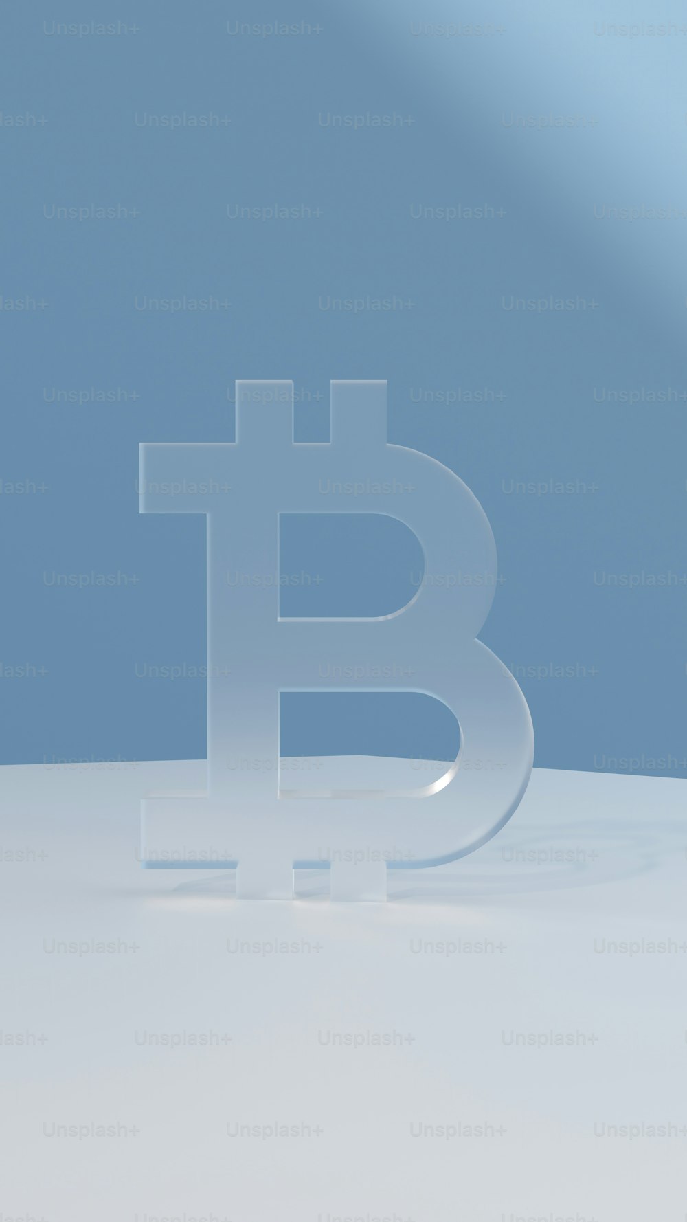 Ein Bitcoin-Logo wird auf einer weißen Oberfläche angezeigt
