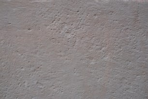un primo piano di un muro di cemento con piccoli fori in esso
