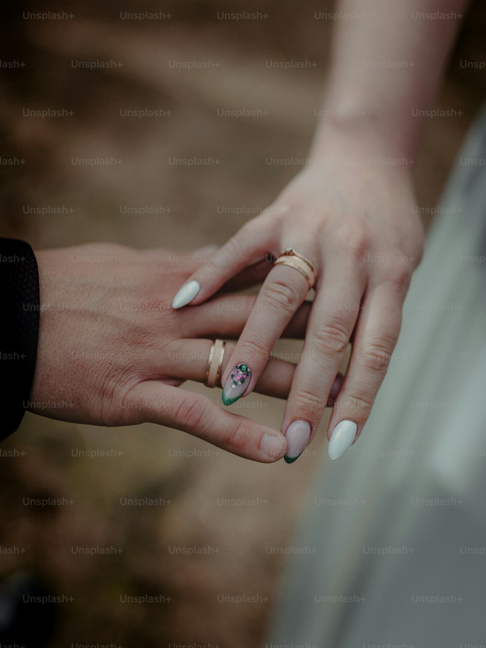 eine Frauenhand mit einem Ring am Finger