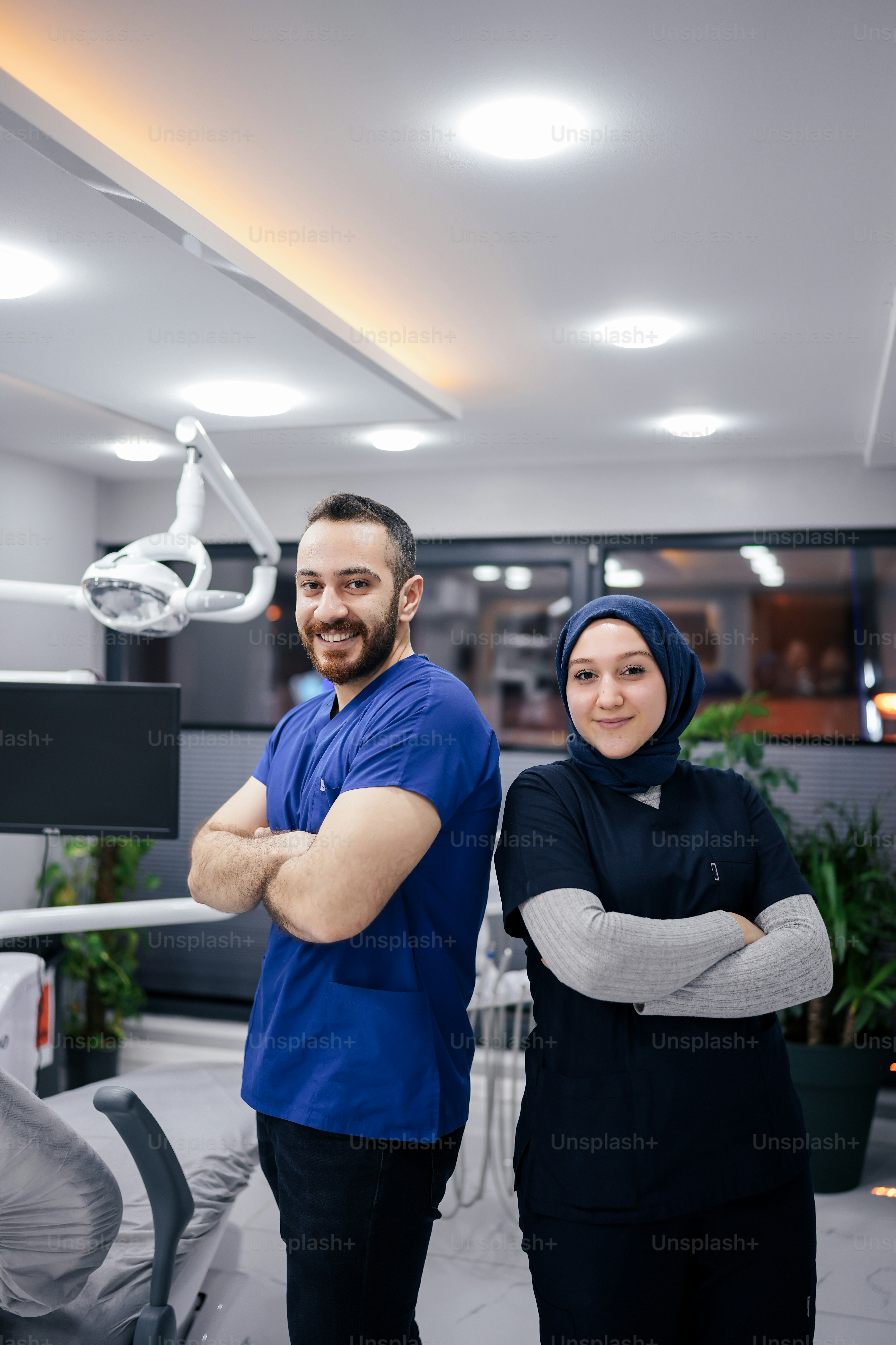 Un hombre y una mujer parados uno al lado del otro