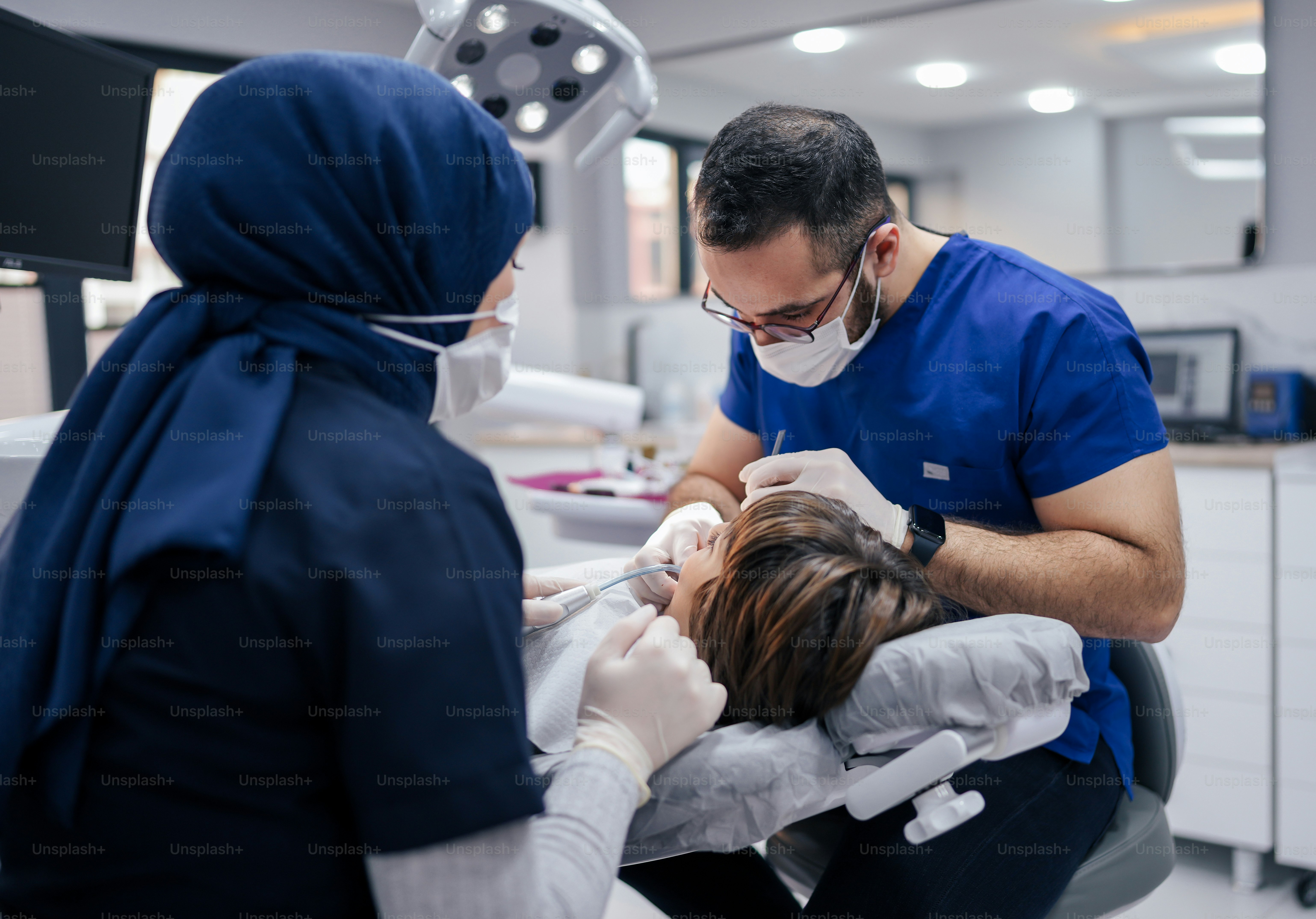Una mujer que se revisa los dientes por un dentista